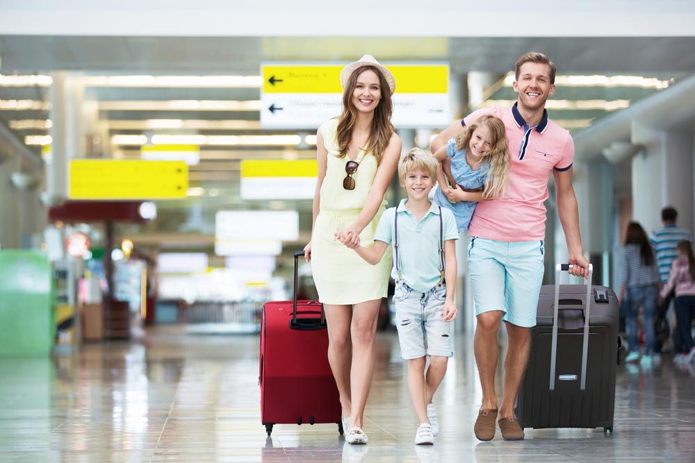 Familj som går på en flygplats