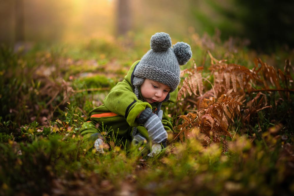 Ett barn som leker i skogen